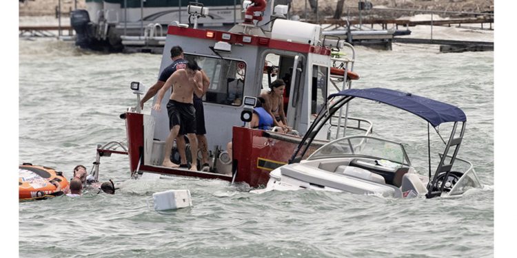 트럼프 지지 ‘보트퍼레이드’ 에서 보트 5척 침몰