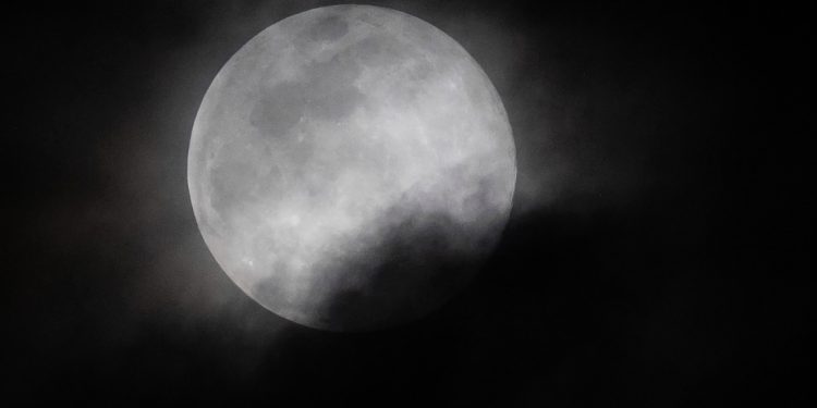 올해 할로윈, 크고 밝은 ‘블루문’ 뜬다