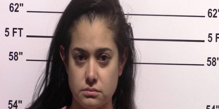 고등학교 여교사, 제자와 성적인 메시지 주고받다가 ‘체포’