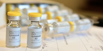 존슨 앤 존슨, 코로나19 백신 임상실험 중단 … “부작용 나타나”