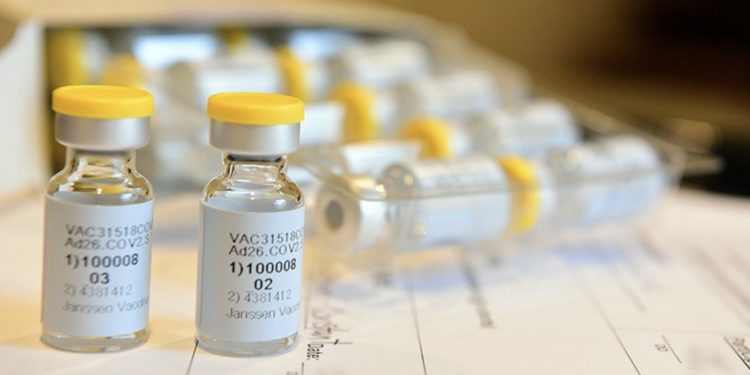 존슨 앤 존슨, 코로나19 백신 임상실험 중단 … “부작용 나타나”