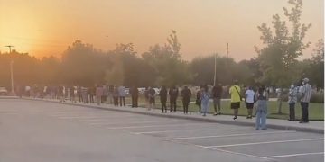 [2020 대선 텍사스 조기투표 시작] 13일 첫날 새벽부터 길게 늘어선 투표행렬