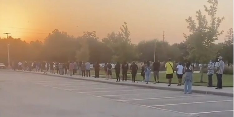 [2020 대선 텍사스 조기투표 시작] 13일 첫날 새벽부터 길게 늘어선 투표행렬