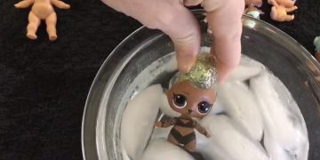 장난감 인형을 찬물에 넣었더니 ‘헉!’ … “성인용 비키니 입은 인형으로 변신”