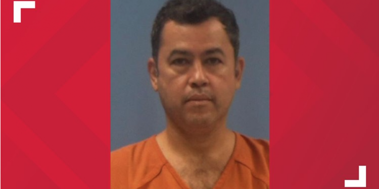 텍사스 대학교 교수, 아동포르노 매매 및 소지 혐의로 구속