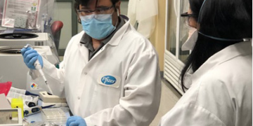 화이자(Pfizer), 다음달 코로나 백신 긴급승인요청  … “임상 3상에 4만 4000명 참여”