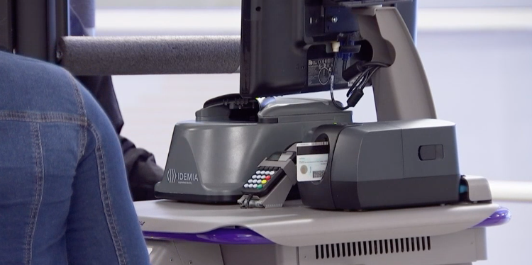 달라스-포트워스 공항, 직접 접촉 최소화 … “새로운 기기로 신분확인”