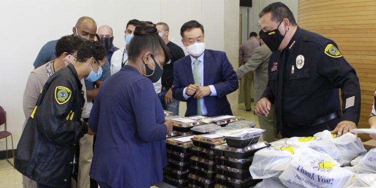 “코로나로 어려운 시국, 한식 드시고 힘내세요”