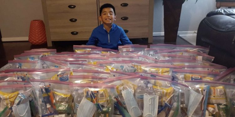 7살 소년,  홈리스들에게 선물백 50개 나눠