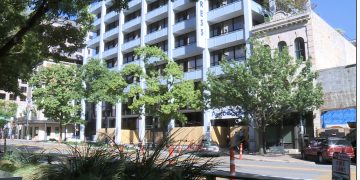 [사진] 대선 이후 과격 충돌 사태 대비 합판외벽 등장