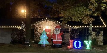 ‘흑인 산타’ 세웠다고 협박편지 보내 … “이사가라”