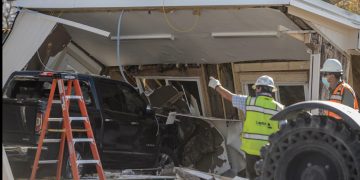 코로나 19 검사소에 픽업트럭 돌진…9명 부상