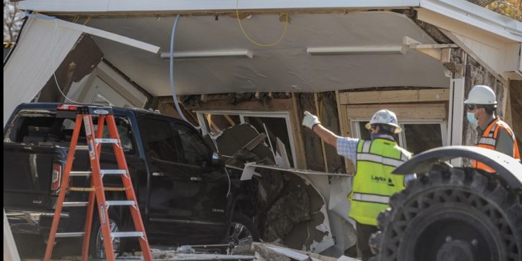 코로나 19 검사소에 픽업트럭 돌진…9명 부상