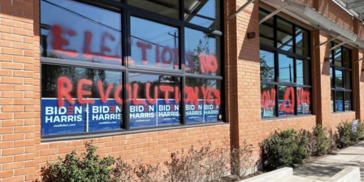 [사진] 휴스턴, 민주당 선거본부에 붉은색 낙서