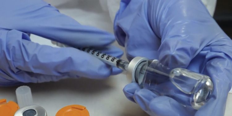 텍사스 코로나19 백신 접종 시작 … “내년 여름까지 모두 접종 가능하게”