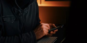 “정부지원금 1,200 불 입금됐다” 문자 … “100% 사기”