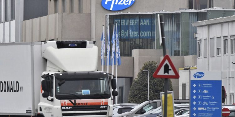 영국, 세계 최초로 코로나19 백신 접종 시작