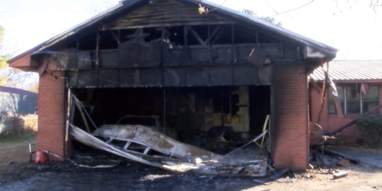 차고에 주차한 차량에서 화재발생 … “자동차 결함 여부 확인”
