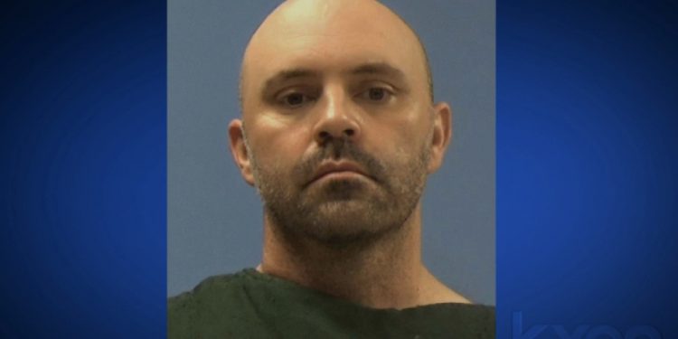 고등학교 남교사, 성폭행 및 제자와 부적절관계 혐의 체포