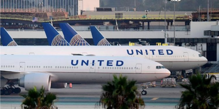 비행기에서 갑자기 사망한 남성, 코로나19가 원인