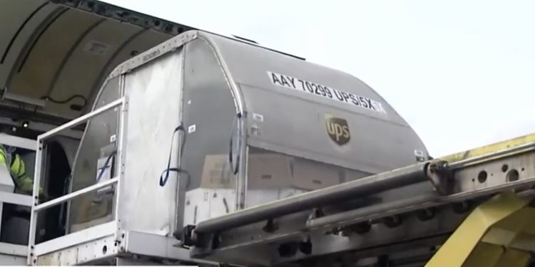 내일(14일) 부터 백신 접종 시작 … “군사작전 방불케 하는 특급 배송”