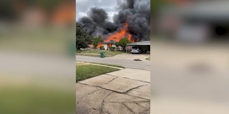 가스누출로 주택 폭발 후 전소 … “가스냄새 나면 무조건 밖으로 나간 후 신고”