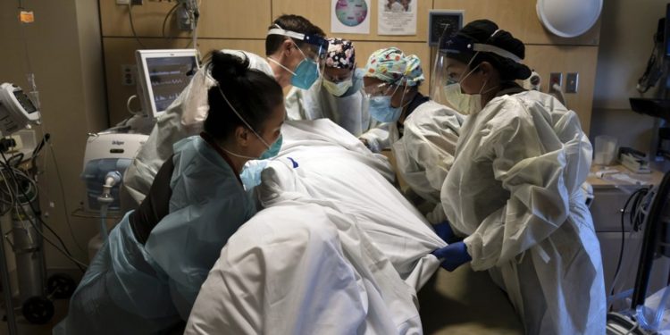 코로나19 일일사망자 사상 최고치 … “2일 기준 3,100명”