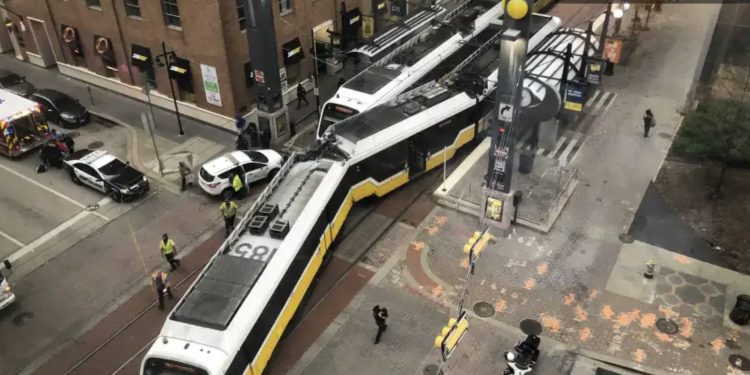 [포토뉴스] DART 열차 충돌 사고, 승객 두명 부상