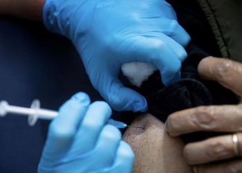 화이자 백신 임상시험에서 ‘안면마비’ 부작용 … FDA “일반적 발병률보다 낮아”