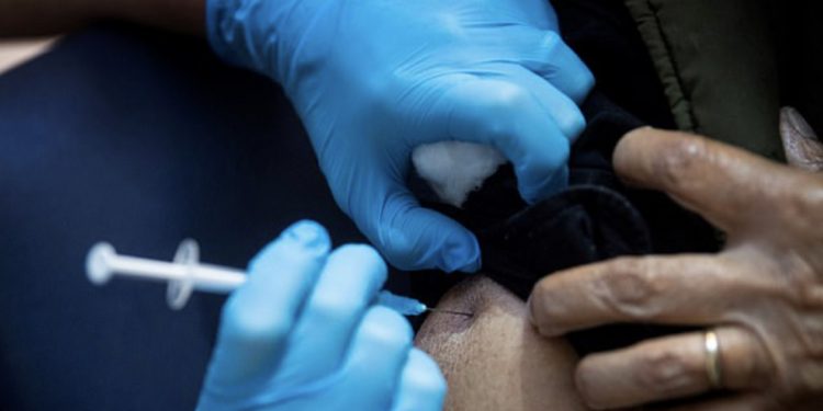 화이자 백신 임상시험에서 ‘안면마비’ 부작용 … FDA “일반적 발병률보다 낮아”