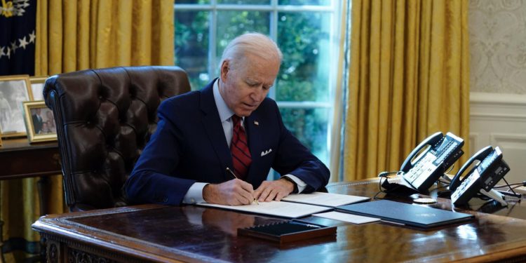 바이든, 오바마케어 특별가입기간 행정명령 … “2월 15일부터 5월 15일까지”