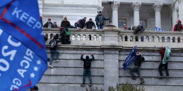 [트위터로 보는 시위현장 2] 의사당 난입한 시위대 … ‘담타기, 남부연합기’ 등장