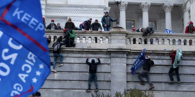 [트위터로 보는 시위현장 2] 의사당 난입한 시위대 … ‘담타기, 남부연합기’ 등장