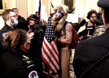[의사당 폭력난입 업데이트] 민주당 의원 사무실에서 노트북 훔쳐간 시위대