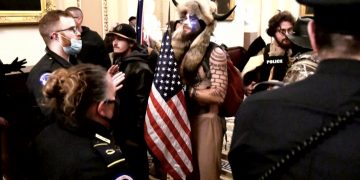 [의사당 폭력난입 업데이트] 민주당 의원 사무실에서 노트북 훔쳐간 시위대