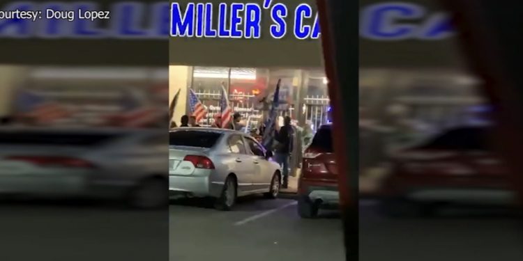 “마스크 써야 입장가능하다” 는 말에 분노 ‘노 마스크’ 시위대 집결