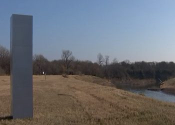 의문의 금속기둥이 텍사스에? … 알고보니 학생들 작품