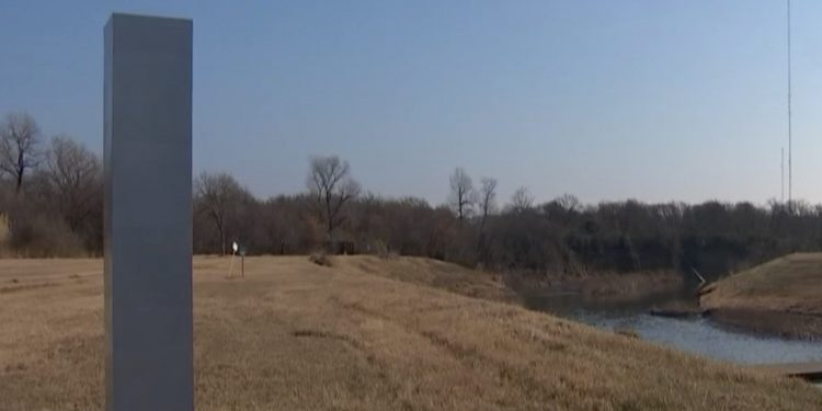 의문의 금속기둥이 텍사스에? … 알고보니 학생들 작품