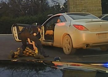 흑인 운전자에게 총구 겨눈 경찰 … “자동차 번호판이 더러워서”