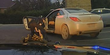 흑인 운전자에게 총구 겨눈 경찰 … “자동차 번호판이 더러워서”