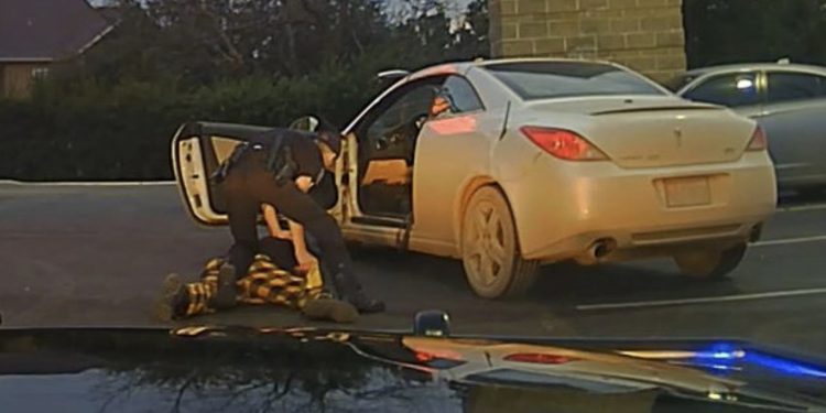 흑인 운전자에게 총구 겨눈 경찰 … “자동차 번호판이 더러워서”