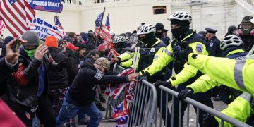 트럼프 지지 시위대 의사당 난입 1명 총상 … 버지니아 “주 방위군 긴급 파견”