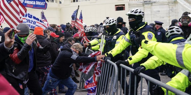 트럼프 지지 시위대 의사당 난입 1명 총상 … 버지니아 “주 방위군 긴급 파견”