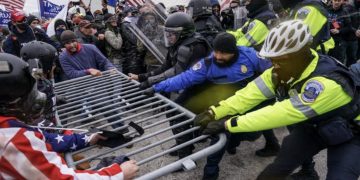 [종합] 시위대의 의사당 공격부터 의회의 바이든 당선 인증까지