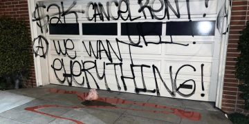 낸시 펠로시 하원의장 집 앞에 ‘잘린 돼지머리’ … “경기부양책 불만”