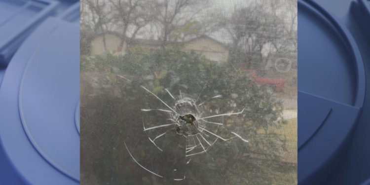 연말연시 축하위해 허공에 쏜 총알, 일반 가정집에 날아들어