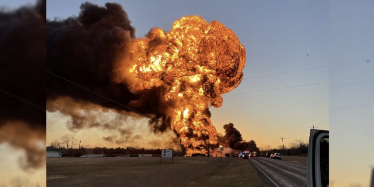 [속보] 화물트럭과 석유운반 기차 충돌, 대형 폭발