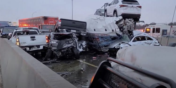 35번 고속도로 포트워스방면, 빙판길 차량 100대 추돌사고