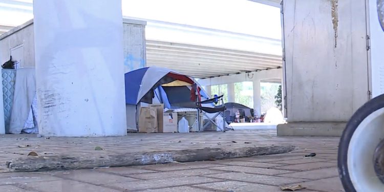 오스틴, 홈리스 숫자 줄이기 위해 고심 … “휴스턴의 정책 배워야”