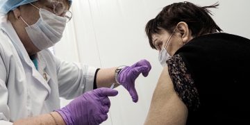 텍사스 코로나 백신, 초중고 교직원 및 데이케어 종사자로 확대